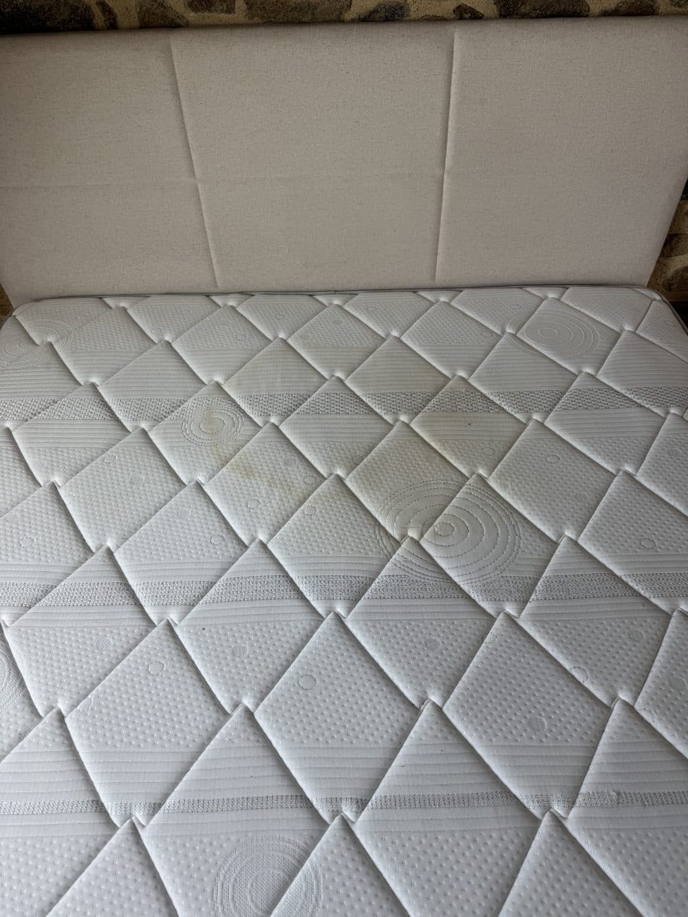 Comment enlever une tache d’urine sur un matelas à Saint-Brieuc ?